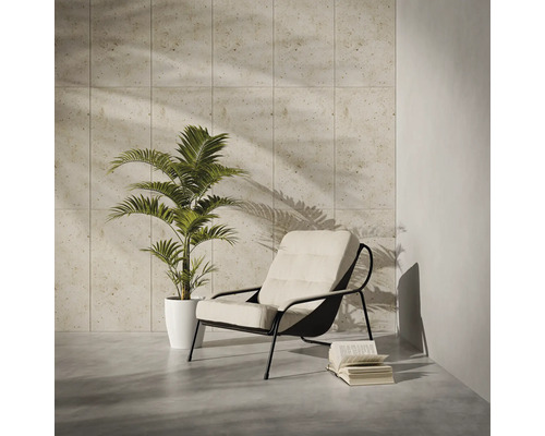 Intérieur décoratif avec fauteuil, plante d''intérieur et mur carrelé