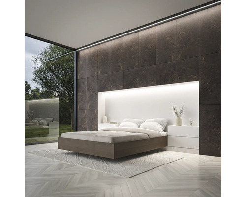 Chambre moderne avec lit double, tables de chevet et éclairage indirect