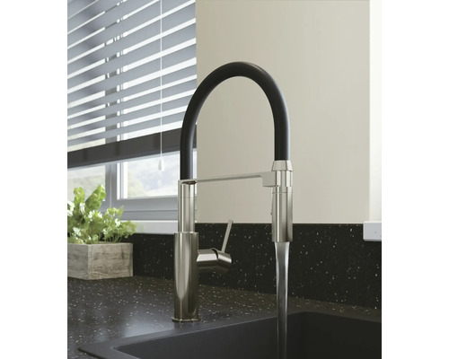 Robinet de cuisine avec bec haut et jet d''eau