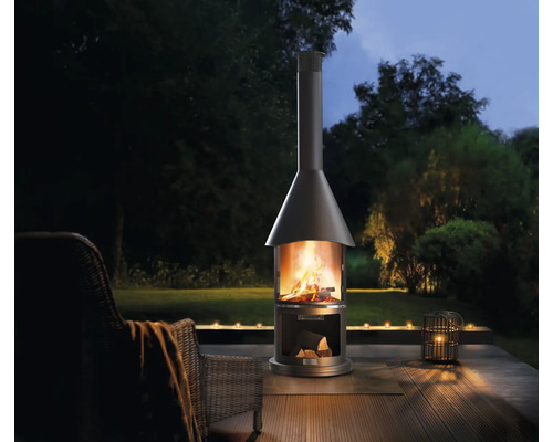 Aussenbereich mit Kaminofen, Sessel und Kerzen für eine gemütliche Atmosphäre.