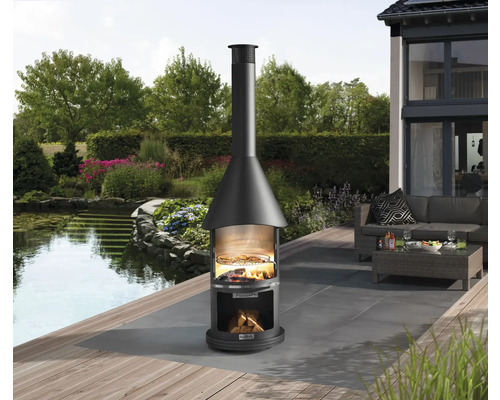 Aussenbereich mit Grillkamin und Gartenmöbeln