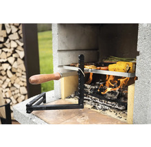Gemauerter Grill mit Grillgut und Holzfeuer