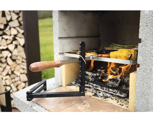 Gemauerter Grill mit Grillgut und Holzfeuer