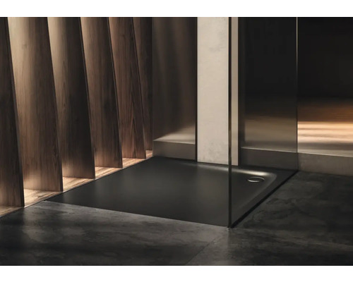 Receveur de douche noir dans une salle de bains moderne avec mur en bois et paroi de douche en verre