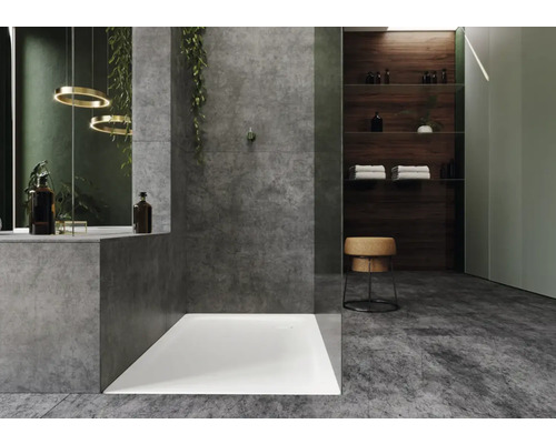 Modernes Badezimmer mit grauen Fliesen, Dusche und Holzregal