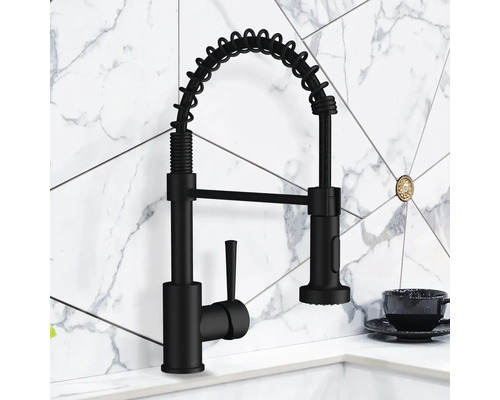 Robinet de cuisine noir avec ressort en spirale et douchette extractible sur fond blanc