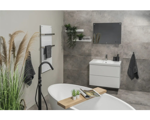 Salle de bain moderne avec baignoire îlot, meuble-lavabo et porte-serviettes