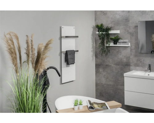 Salle de bain moderne avec baignoire, lavabo et sèche-serviettes