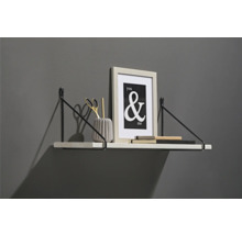 Wandregal mit Dekorationen wie Bilderrahmen, Schere und Stifthalter