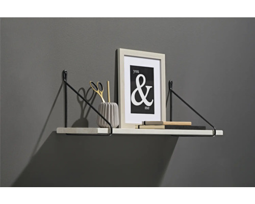 Wandregal mit Dekorationen wie Bilderrahmen, Schere und Stifthalter