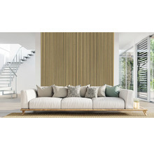 Wohnzimmer mit Wandpaneelen, Sofa und Treppe