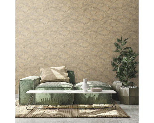 Intérieur avec papier peint à motifs, canapé, plante et tapis pour une ambiance chaleureuse