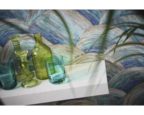 Dekorative Tapete mit Wellenmuster, kombiniert mit Glasdekoration auf einem Regal.