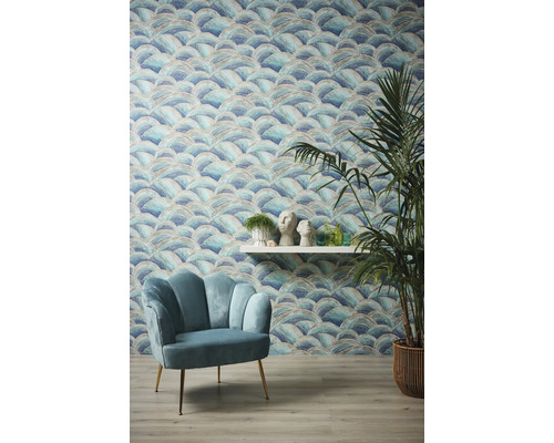 Wohnzimmer mit gemusterter Tapete, Sessel und Zimmerpflanze