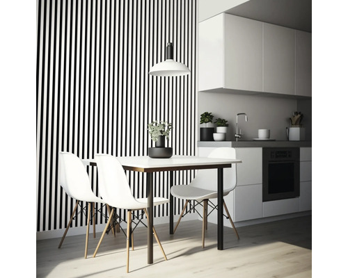 Cuisine lumineuse avec table à manger, chaises et papier peint à rayures