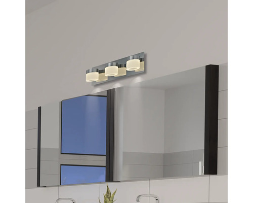 Salle de bains avec armoire de toilette et applique murale