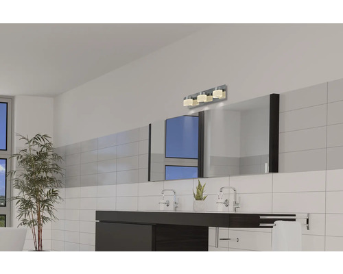 Salle de bains moderne avec lavabo, miroir et applique murale