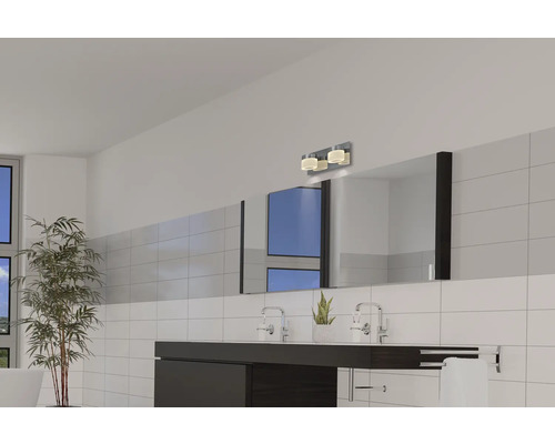 Salle de bain avec lavabo, miroir et applique murale