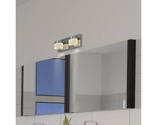 Salle de bain avec armoire de toilette à miroir et applique avec trois lampes