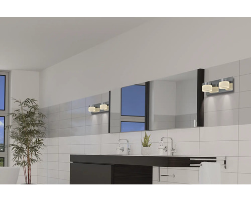 Salle de bains lumineuse avec double vasque, grand miroir et appliques murales