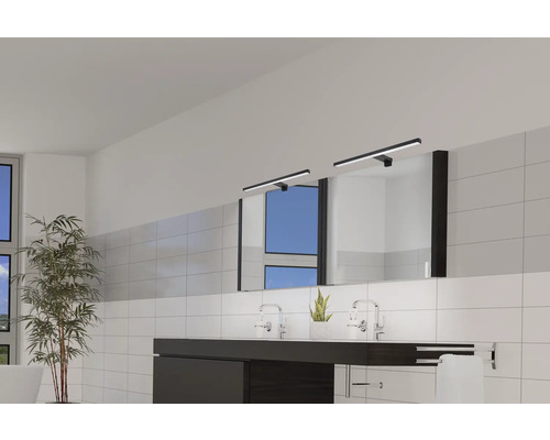 Badezimmer mit Waschtisch, Spiegel und LED-Leuchten