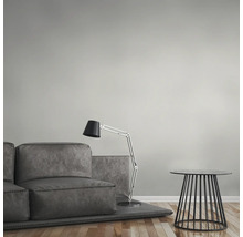 Wohnzimmer mit Sofa, Stehlampe und Beistelltisch