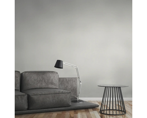 Salon avec canapé, lampadaire et table d''appoint