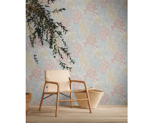 Pièce décorative avec papier peint à fleurs, chaise en bois et panier