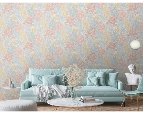 Salon avec papier peint à motifs floraux, canapé et décoration
