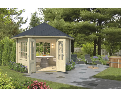 Scène de jardin avec abri de jardin en bois, table de jardin, chaises, chaises longues et bain à remous.