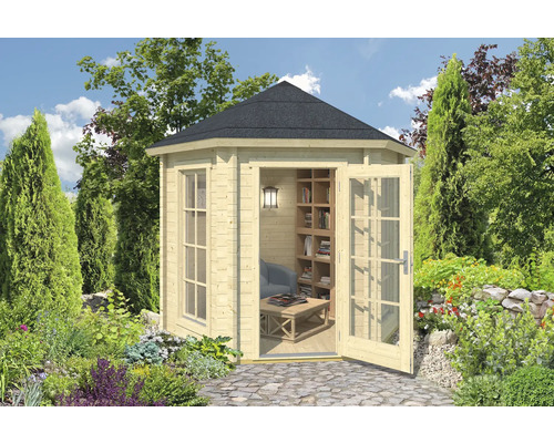 Oasis de jardin avec une cabane de jardin en bois, confortablement aménagée avec une bibliothèque, un fauteuil et une table.