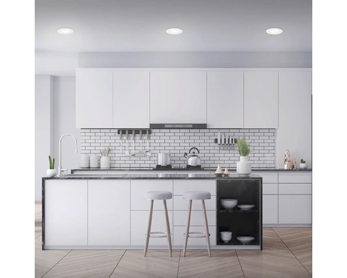 Moderne Küche mit weißen Schränken, Kochinsel und Barhockern.