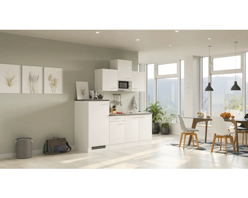 Helle Küche in einem modern eingerichteten Raum mit Esstisch und Dekoration