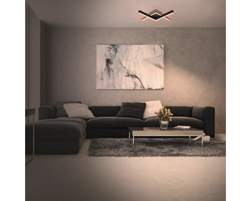 Wohnzimmer mit grauer Eckcouch, Couchtisch, Kunstwerk und moderner Deckenleuchte