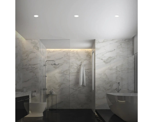 Salle de bain moderne avec baignoire, douche et carreaux de marbre