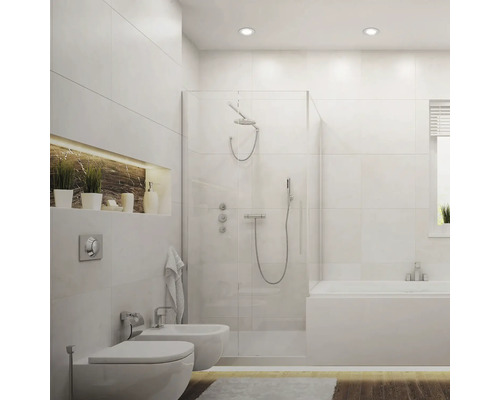 Helles Badezimmer mit Dusche, Badewanne, Toilette und Bidet in weissem Design