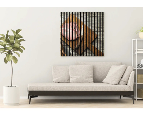 Salon avec décoration : Tableau mural avec structure en bois et motif de saucisse au-dessus d’un canapé.