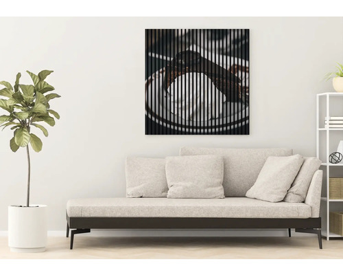Dekorative Lamellenbild mit Speisen-Motiv über einem Sofa im Wohnzimmer.