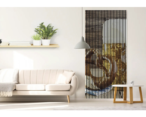 Salon avec canapé, étagère, lampe et panneau mural