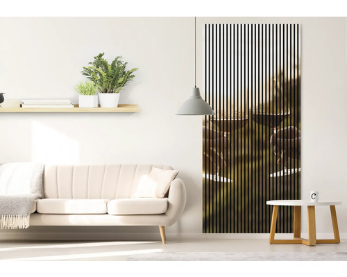 Salon avec canapé, étagère avec plantes et panneau mural avec motif de vin