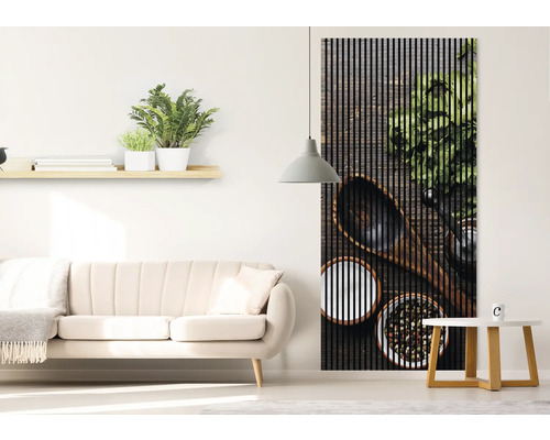 Salon avec canapé et panneau mural avec motifs de cuisine