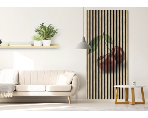 Salon avec canapé, table et panneau mural avec motif cerises