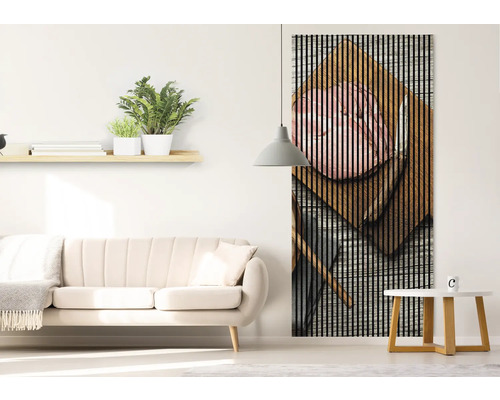 Salon avec canapé, table d''appoint, étagère et tableau à lamelles de bois au mur