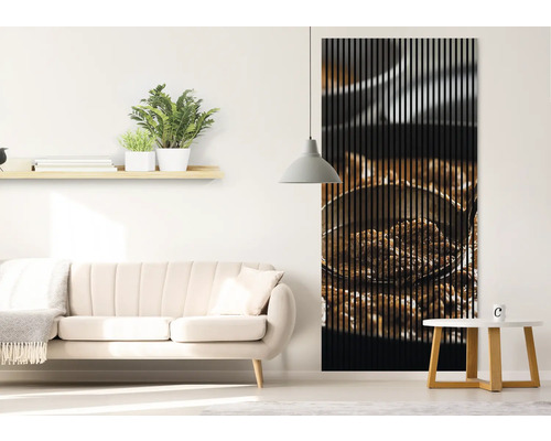 Salon avec canapé et panneau mural avec motif de grains de café