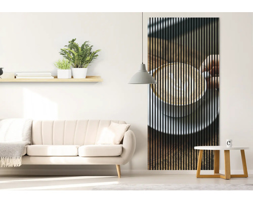 Salon avec canapé, table d''appoint et panneau mural avec motif de tasse à café