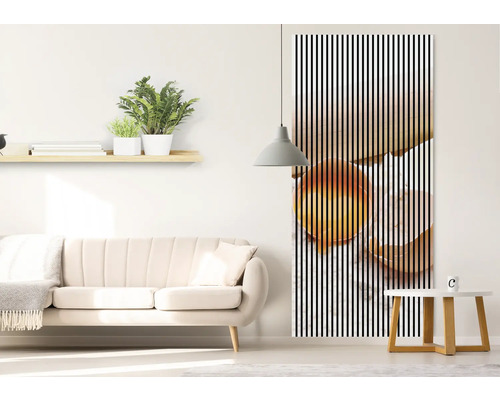 Salon avec canapé, plantes et une peinture murale à rayures verticales de deux œufs dans une poêle