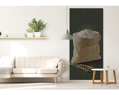 Salon avec canapé, table d''appoint et panneau acoustique avec motif de sac