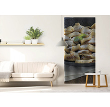 Wohnzimmer mit Sofa, Regal und Akustikpaneel mit Speisenmotiv
