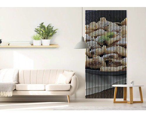 Salon avec canapé, étagère et panneau acoustique avec motif de nourriture