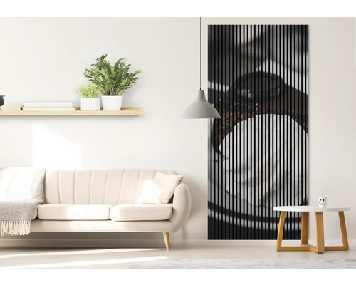 Salon lumineux avec canapé, table d''appoint et panneau acoustique au mur.